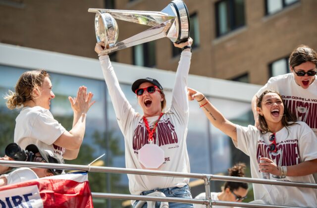 Chcela ukázať víťaznú trofej. Ceremoniál sa nekonal, pretože sa pohár niekde stratil