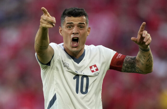 Švajčiarsko nastúpi v Lige národov bez kapitána. Xhaka v minulosti prekladal falšovaný certifikát o očkovaní proti koronavírusu