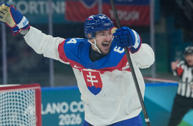 Regenda mohol hrať v KHL, no vybral si radšej Švédsko. Užíva si skvelý štart v novom klube, strelil hetrik – VIDEO