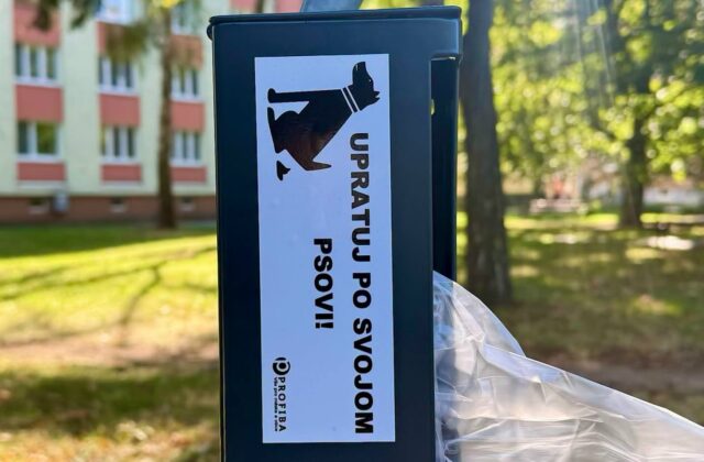 Psíčkari v Prešove dostali novú pomoc. Mesto na frekventovaných miestach osadilo desať schránok s vrecúškami