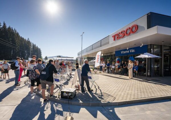 Tesco už 30 rokov mení slovenský maloobchod: Od prvého hypermarketu až po digitálne služby
