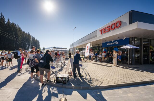 Tesco už 30 rokov mení slovenský maloobchod: Od prvého hypermarketu až po digitálne služby