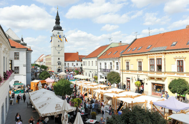 Predajcovia gastra na Trnavskom jarmoku zaplatia radnici nielen za stánok, remeselníci s ukážkami ušetria
