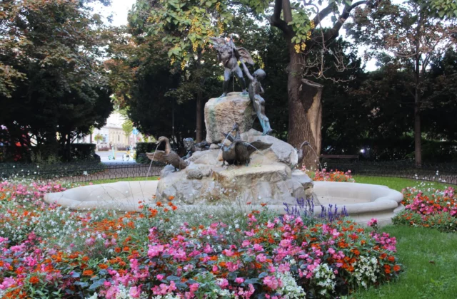 Kačacia fontána na Šafárikovom námestí prešla rozsiahlou rekonštrukciou, poškodené krídlo nahradila verná kópia – FOTO