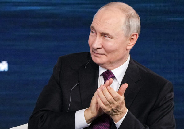 Putin vo voľbách podľa očakávaní všetkých rozdrvil, jeho Jednotné Rusko získalo takmer 60 percent