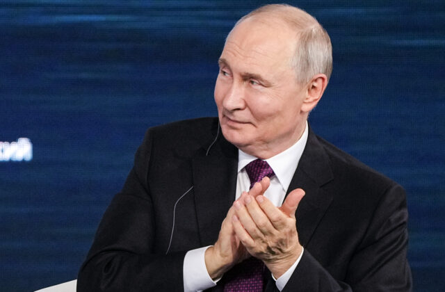 Putin vo voľbách podľa očakávaní všetkých rozdrvil, jeho Jednotné Rusko získalo takmer 60 percent