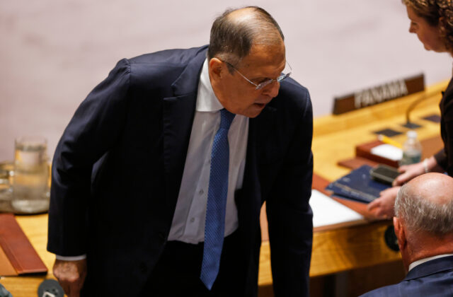 Lavrov na pôde OSN odmietol prestávku vo vojne, Moskva stupňuje útoky na Kyjev