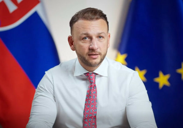 Šutaj Eštok odovzdal dobrovoľným hasičom na východe nové zásahové vozidlá aj štvorkolky – VIDEO