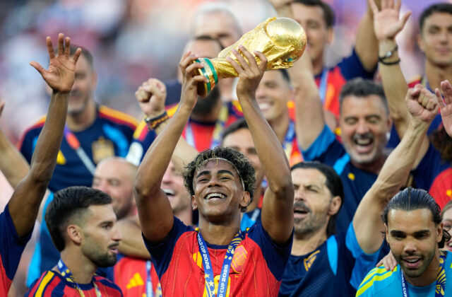Yamal po úspechoch s FC Barcelona a výberom Španielska nechce žobrať o Zlatú loptu. Reagoval tým na kampaň Mbappého?