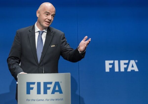Viceprezident nemeckej DFB vyzýva Infantina na odchod z čela FIFA