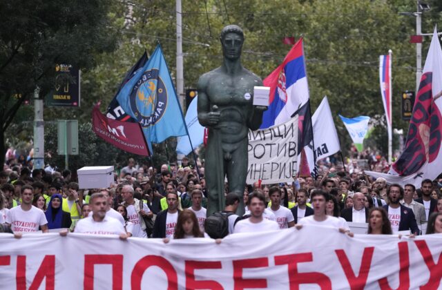 Hlavným súperom Vučića v predčasných voľbách budú študenti. Ten ich obviňuje z revolúcie financovanej zahraničím