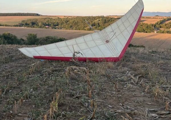 Rogalo sa zrútilo na pole pri Vrbovom. Pilot utrpel smrteľné zranenia – FOTO