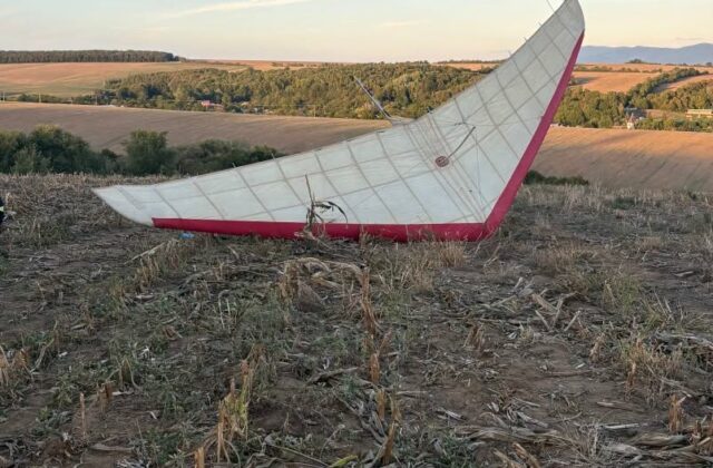 Rogalo sa zrútilo na pole pri Vrbovom. Pilot utrpel smrteľné zranenia – FOTO