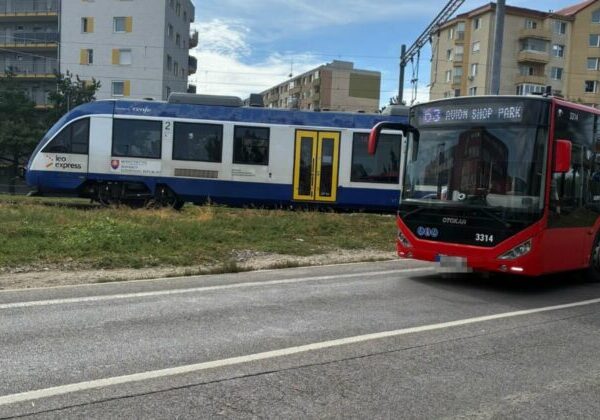 Dopravná nehoda v Bratislave. Na železničnom priecestí sa zrazil autobus MHD s vlakom