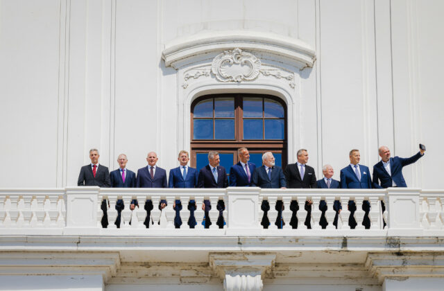 Top foto dňa (31. august 2026): Predsedovia NR SR, hromadný pohreb, Kráľ Haakon VIII. a turisti v Sydney