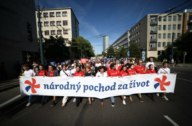 Na Národný pochod za život v Bratislave prišlo 30-tisíc ľudí z celého Slovenska – FOTO