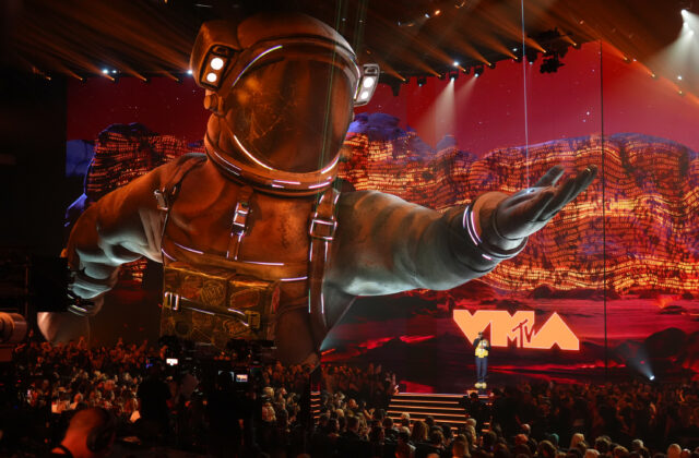 Top foto dňa (28. september 2026): Video Music Awards, socha horskej dráhy, Starship a muž na piesku