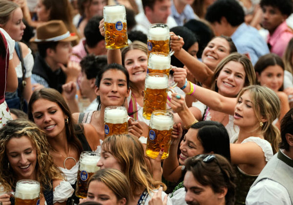 Top foto dňa (19. september 2026): Otvorenie Oktoberfestu, exhibičný zápas legiend a mŕtva veľryba