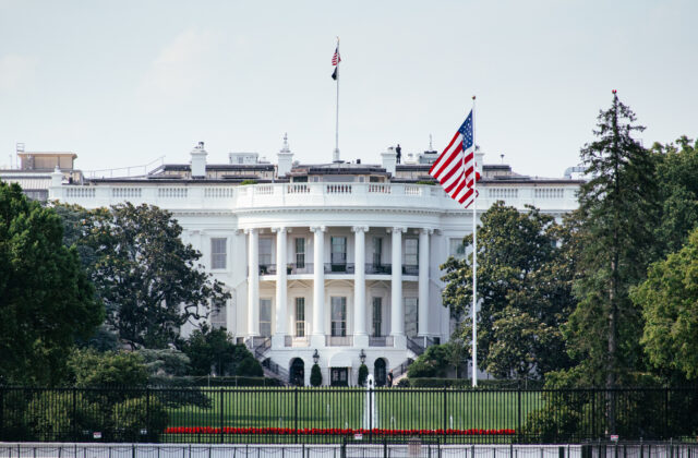 Trumpova administratíva musí médiám CNN, MS NOW a Politico okamžite obnoviť prístup do Bieleho domu