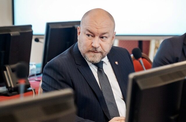 Strana vidieka Tarabovo odvolanie nepodporí, hoci kritizuje jeho prácu: Koaličnú zmluvu treba podľa poslancov rešpektovať