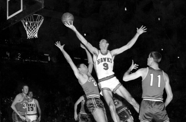 Takmer nezastaviteľný hráč. Vo veku 93 rokov zomrel priekopník basketbalovej NBA, prvý držiteľ ocenenia MVP