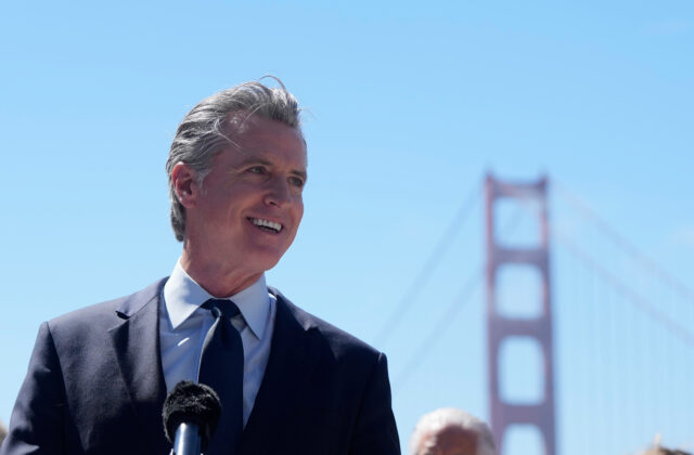 „Trumpovo prezidentovanie, ako ho poznáme, sa v novembri skončí.“ Newsom predpovedá víťazstvo demokratov