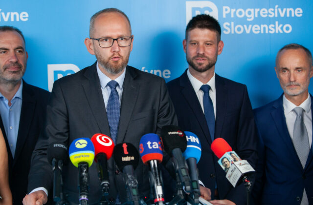 Šimečka: Koalícia stratila mandát na miliardové rozhodnutia, vláda nemá bez opozície podpisovať nákladné zmluvy – VIDEO