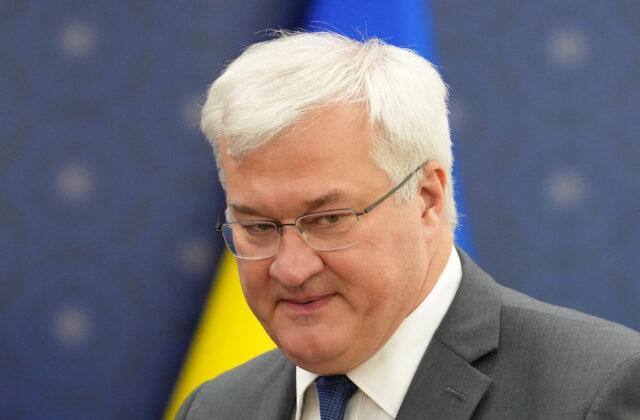 Spor o ruských oligarchov blokuje predĺženie sankcií EÚ, Kyjev žiada pritvrdiť