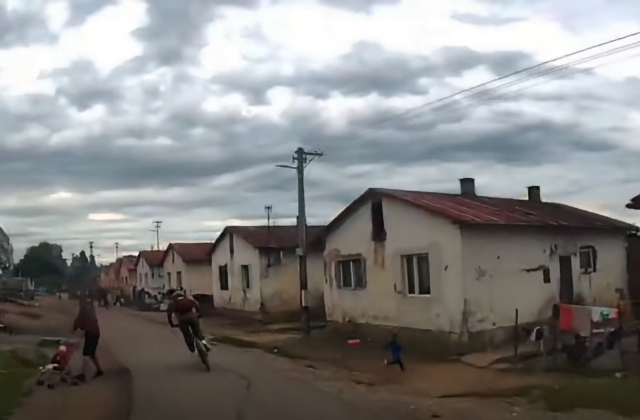 Podozrivý unikal pred políciou na ukradnutom bicykli, po páde pokračoval v úteku po vlastných – VIDEO