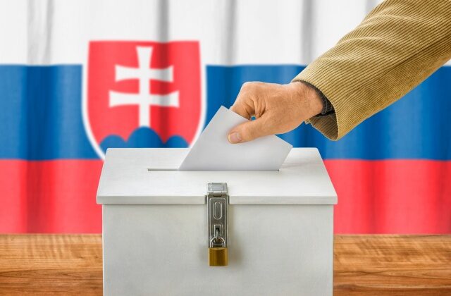 SNS navrhuje, aby starostami a županmi mohli byť len občania Slovenska, cudzincom chce ponechať ostatné samosprávne práva