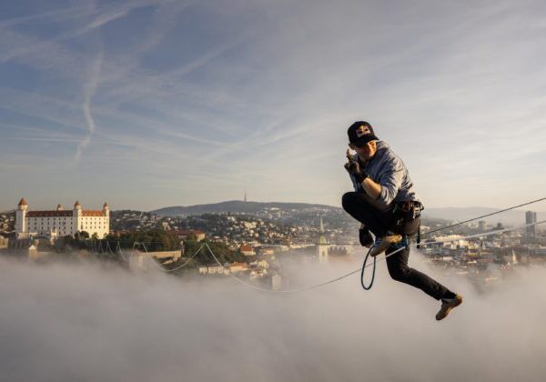 Top foto dňa (18. september 2026): Jaan Roose v Bratislave, šaty princeznej Diany a slovenský rekord