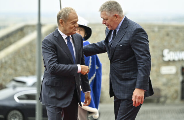 Rusko plánuje hybridné útoky dronmi a raketami aj proti krajinám NATO, vyhlásil Donald Tusk