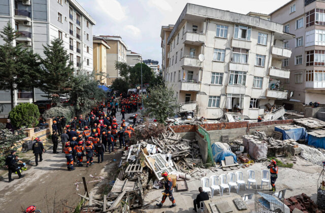 Pri zrútení domu v Istanbule zomrelo päť ľudí. Podobný osud môže hroziť 1 200 budovám v tureckej metropole