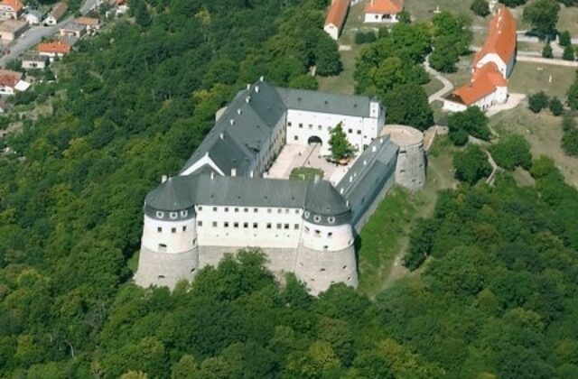 Na hrade Červený Kameň pokračuje Správa rezortných zariadení v záchrane pohrebnej kaplnky rodu Pálffyovcov