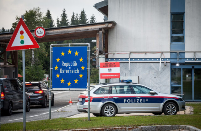 Kontroly na slovensko-rakúskych hraniciach zostanú do polovice marca; presunuli sa do vnútrozemia