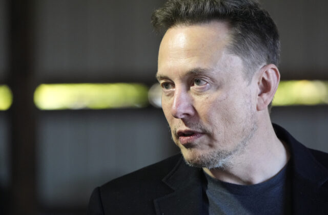 Musk obvinil ukrajinskú armádu zo zneužívania Starlinku na útoky dronmi, pohrozil odpojením služby