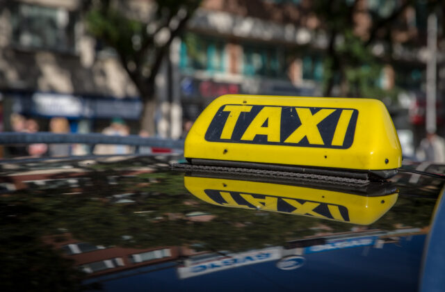 Policajti kontrolovali taxikárov a zistili stovky priestupkov. Jeden dokonca šoféroval opitý