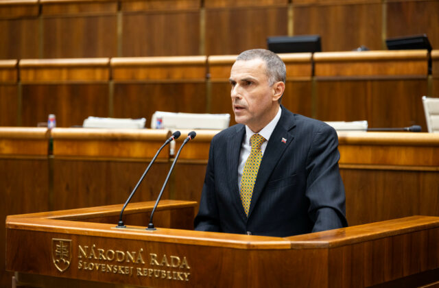 Trestné stíhanie v prípade darovania vojenskej techniky Ukrajine sa obnoví, Žilinka preskúmal zákonnosť postupu