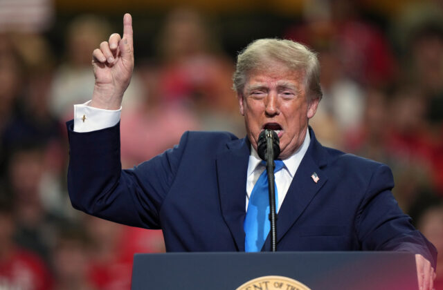 Trump viní z vysokej ceny palív ukrajinské útoky na ruské rafinérie