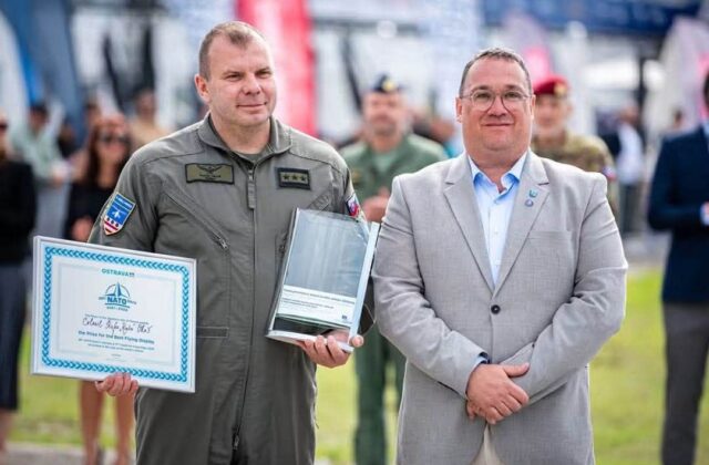 Slovenské vojenské letectvo zaznamenáva úspech, pilot Black Hawku získal ocenenia na dvoch podujatiach – FOTO
