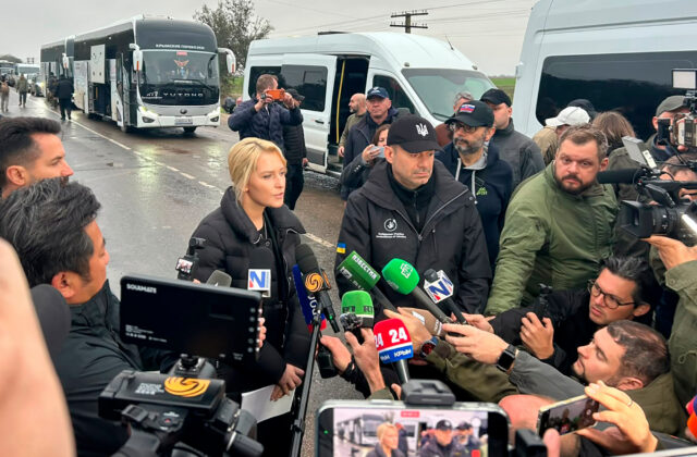 Evakuovaní obyvatelia Rusmi okupovaného ukrajinského mesta dorazili štyrmi lietadlami do Bieloruska