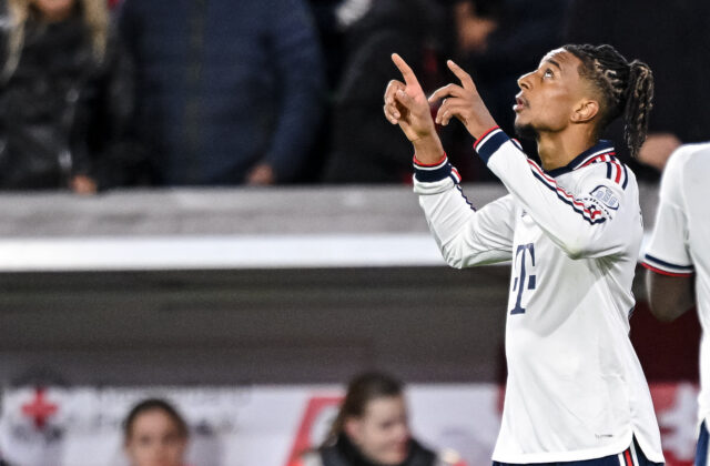 Bayern Mníchov je po triumfe vo Freiburgu opäť na čele tabuľky I. bundesligy, tréner Kompany sledoval duel z nemocnice