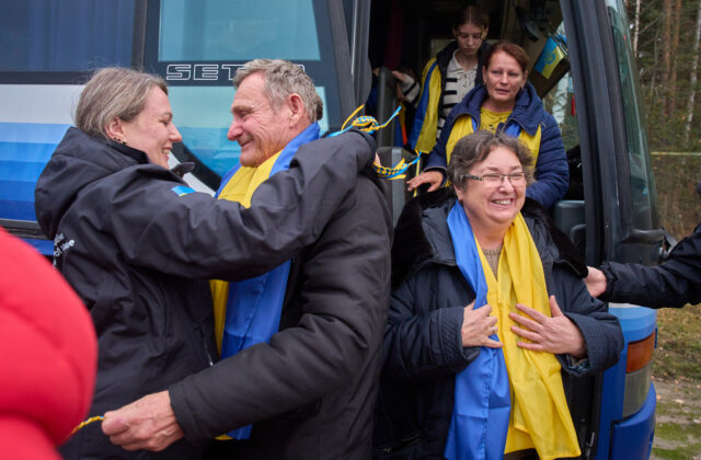 Evakuovaní obyvatelia ukrajinských Olešiek sú konečne doma, na hraniciach ich vítali slzy radosti