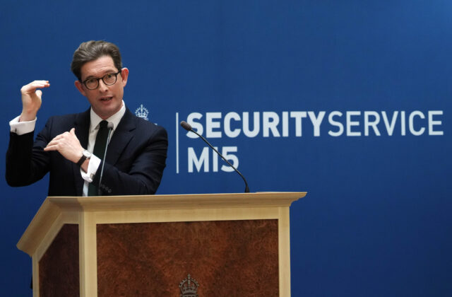 Britská MI5 varuje, že AI môže zásadne zmeniť hrozbu použitia biologických zbraní