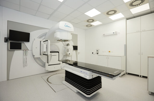 Michalovská nemocnica má nový lineárny urýchľovač. Pracovisko prerobili za vyše 4 milióny eur