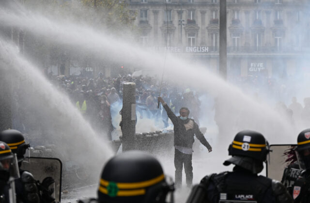 Brusel bráni právo Francúzov protestovať, násilie a rabovanie však označil za neprijateľné