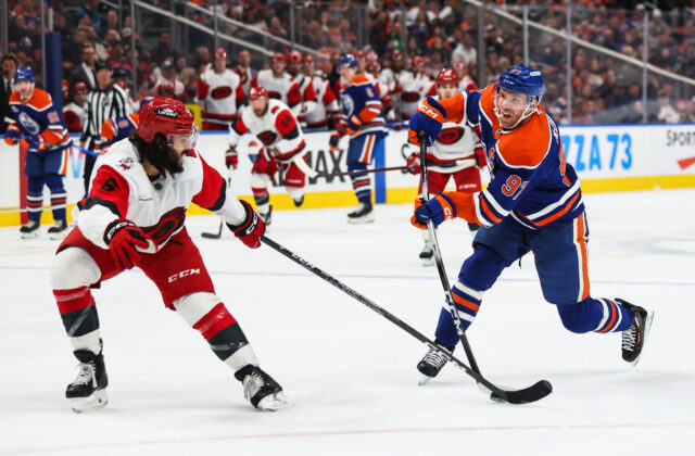 Kapitán Edmontonu McDavid má už 31 bodov a poškuľuje po Gretzkého rekorde – VIDEO