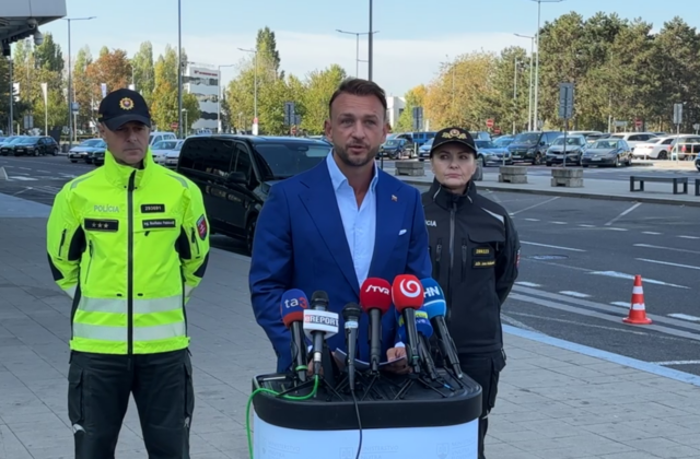 Polícia začala veľkú kontrolu taxikárov, podľa Šutaja Eštoka sú dôvodom sťažnosti a obavy cestujúcich – VIDEO