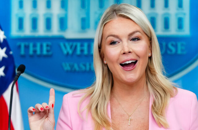 Medzi Bielym domom a Fox News sa dvere nezatvárajú, bývalá Trumpova hovorkyňa mieri pred kamery
