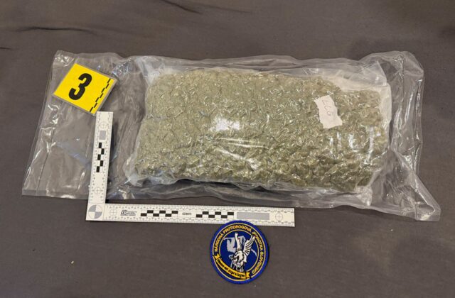 Polícia zadržala troch ľudí pri protidrogovej akcii, dvoch mužov obvinila z distribúcie kokaínu – FOTO